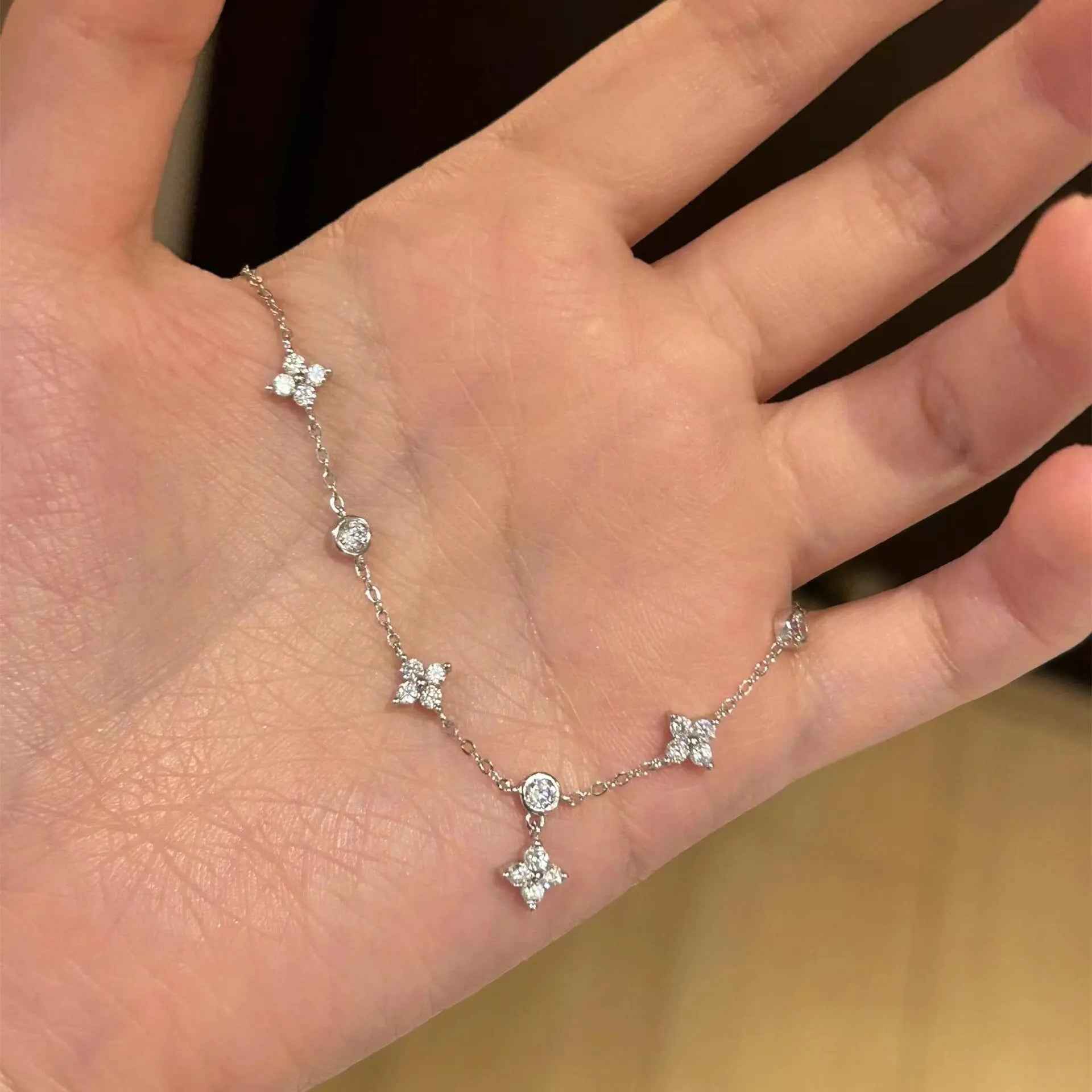 Four-leaf Clover Zircon Bracelet Fashion Gift Dignified Sense Of Design - electronic accessories