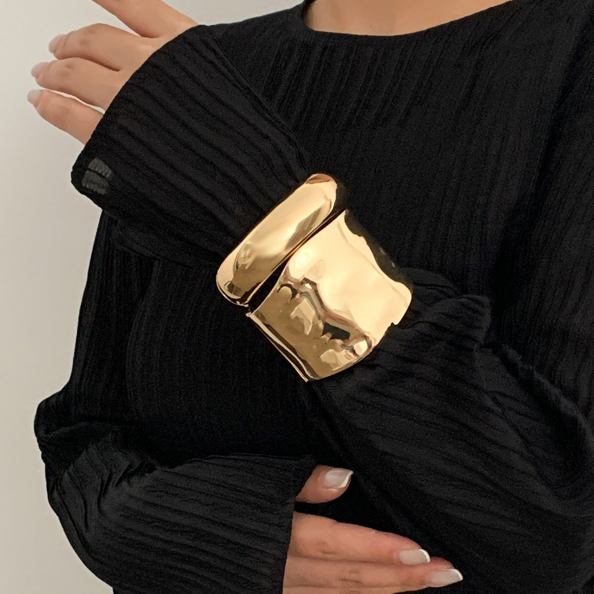 Irregular Metal Wide Curved Glossy Spring Bracelet - electronic accessories