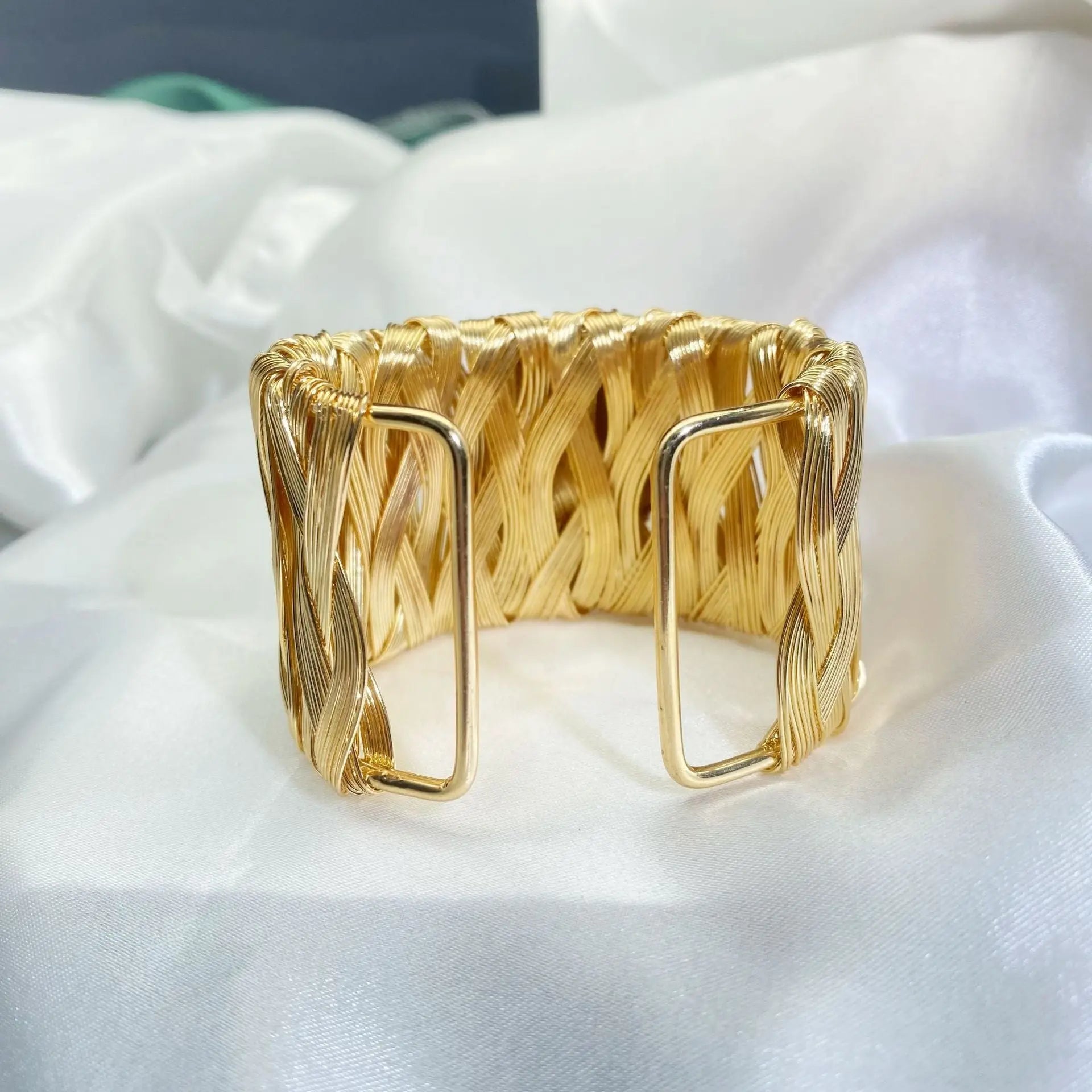 Natural Light Design Luxury Baroque Bracelet - Gold / Free Size - electronic accessories