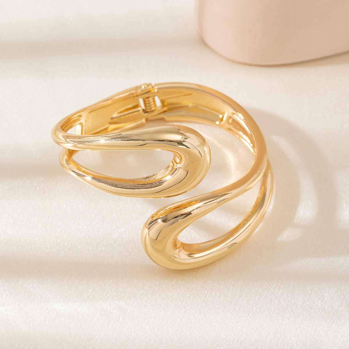 Personalized Hammered Irregular Gold Bracelet For Women - Golden S - electronic accessories