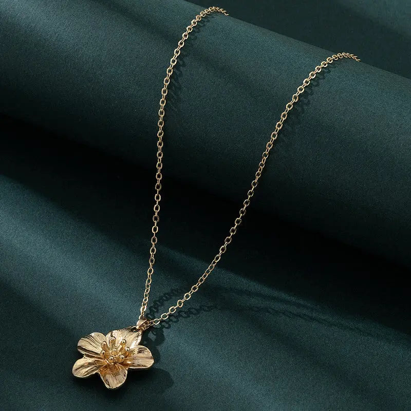 Retro Simple High-grade Flower Metal Necklace - Gold - electronic accessories