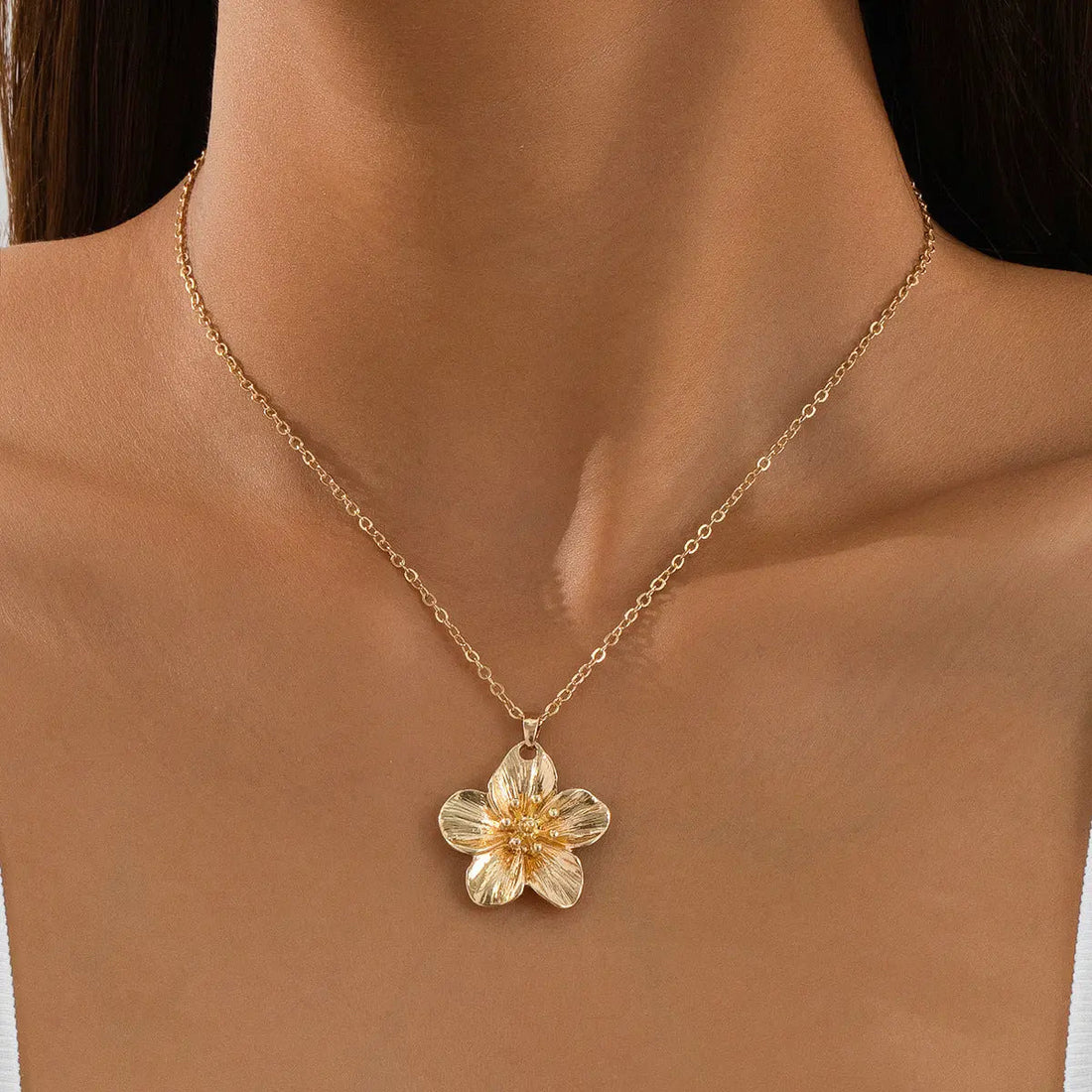 Retro Simple High-grade Flower Metal Necklace - Gold - electronic accessories